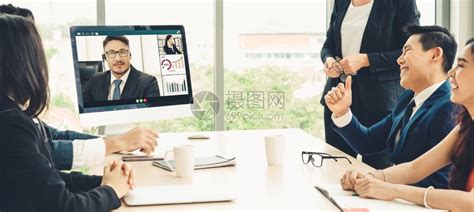 在虚拟工作场所或远程办公室召开商业人员会议远程工作电话会议使用智能视频技术与专业企务的同事进行联系高清图片下载-正版图片306456659-摄图网