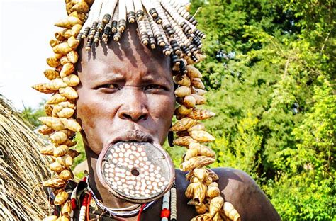 非洲原始部落奇风异俗-穆尔西女人为什么喜欢大嘴？_世界风俗网