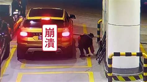 汽车加油后从车窗扔钱离开，因加油站赠水未送上车_凤凰网视频_凤凰网