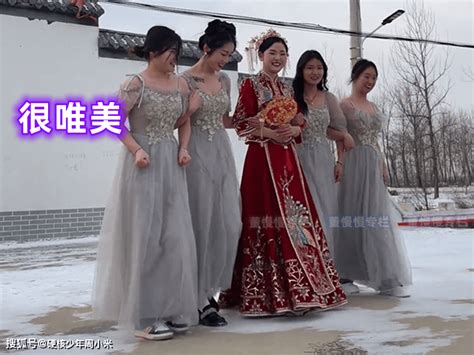 4名伴娘穿着纱裙和新娘拍照，在雪中冷得瑟瑟发抖，男生都心疼了_女生_婚礼_事情