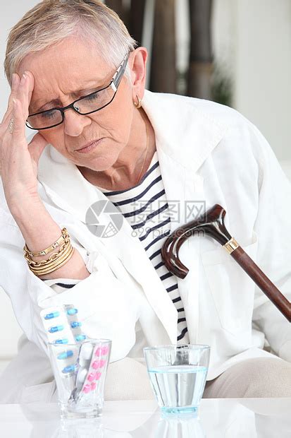 头头痛的老年妇女寂寞中年女性苦难危机女士悲伤困惑死亡寡妇高清图片下载-正版图片321244447-摄图网