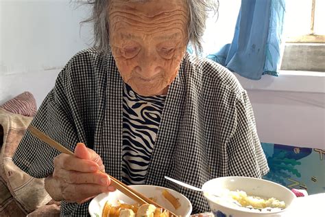 85岁老人给102岁母亲送饭，一声“娘”叫得太幸福了-直播吧