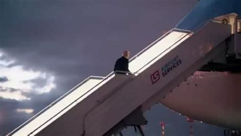 拜登离开波兰上飞机时摔倒，熟悉的画面至少已第三次_腾讯视频