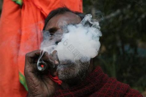 消遣管子吸烟乡下的印度印度村民印度部落-包图企业站