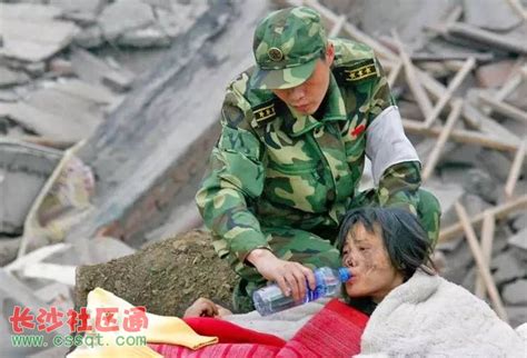 汶川大地震时,19岁战士为救小女孩而受伤,多年后女孩以身相许