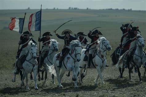 《拿破仑》史诗片再度亮相，震撼呈现奥斯特里茨战役新片段 – 六秒电影
