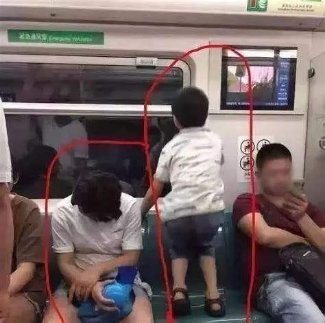 3岁男孩地铁上的坐姿引人注目，乘客们纷纷赞叹道：这才叫有教养