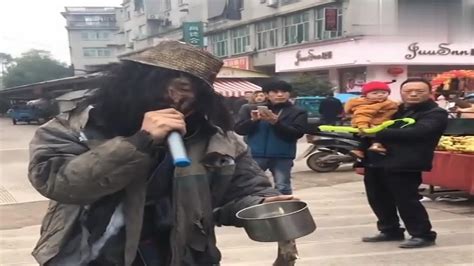 乞丐歌手街头演唱《下定决心忘记你》，路人纷纷围观，感动众人！_腾讯视频