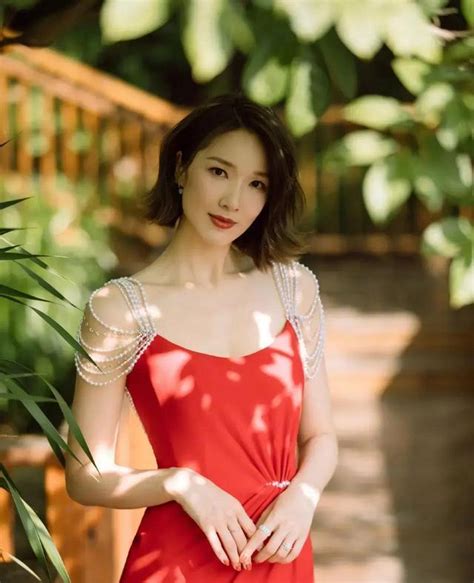 王祖蓝老婆李亚男时尚写真！红色吊带裙风情迷人，引起网友热议
