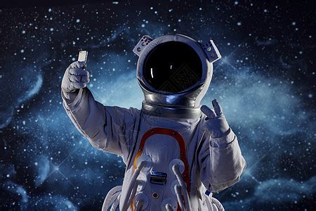 宇航员拿着手机对着手机打招呼高清图片下载-正版图片502355709-摄图网