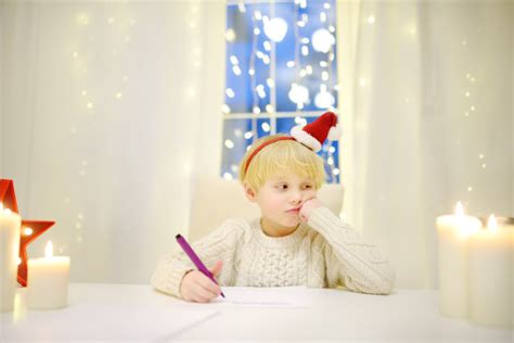 圣诞节 孩子 写信图片_圣诞节 孩子 写信图片下载_正版高清图片库-Veer图库