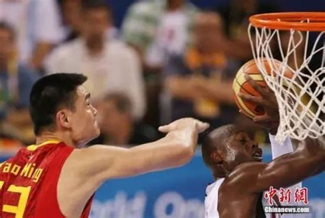 这支让举国绝望的男篮，却是今天中国篮球仰望的巅峰_东方体育