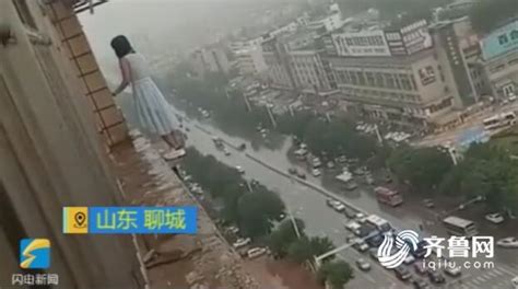 山东21岁女子从18楼跳下轻生 幸好坠落气垫获救_陕西频道_凤凰网