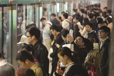 南京地铁三号线昨正式开跑了 早高峰3.8万市民“挤并快乐着”_新浪新闻