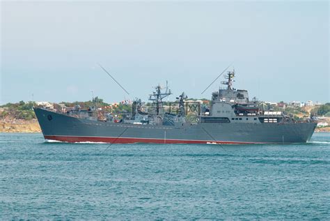开屏新闻-英国军舰故意穿行俄罗斯克里米亚领海，俄军实弹警告遭英方否认