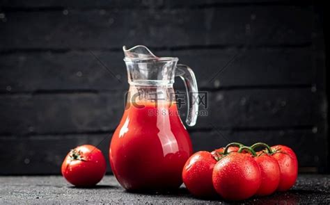在一个水罐中的新鲜番茄汁。饮料/饮品西红柿高清摄影大图-千库网