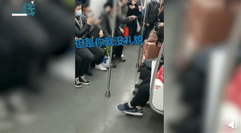 上海一男子因太累未让座，被七旬大爷怒怼“没道德”，引网友热议_美德