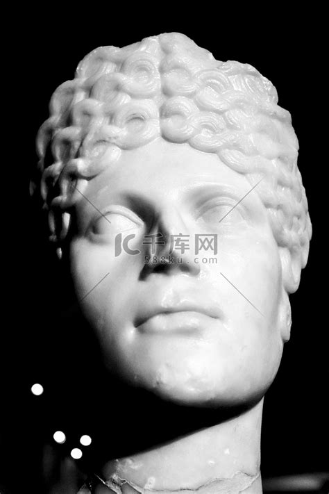 考古博物馆里用大理石雕刻的罗马女人的脸高清摄影大图-千库网
