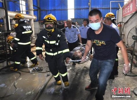 四川省绵阳市一老旧小区突发火灾 有人受伤被送医救治