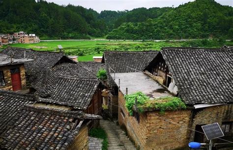 贵州深山有个石头磊起的村庄，风景秀丽原始古朴，不到100户人家