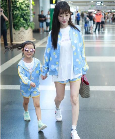 李小璐带着女儿甜馨到公园游玩：甜馨穿着公主裙跟在妈妈身边，乖巧可爱-新闻资讯-高贝娱乐