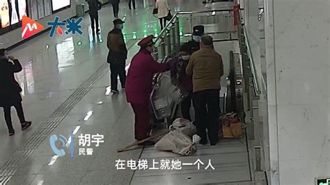 地铁站内多名老人在扶梯上摔倒，这一幕太险！——上海热线HOT频道