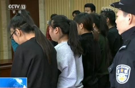 【北京五名未成年少女因校园欺凌被判刑】专家：多方教育缺失 受害人心理重建路漫长|殴打|西城区|打人_新浪新闻