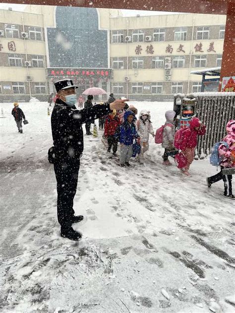 北京降大雪持续逾7小时致交通受阻_新浪新闻