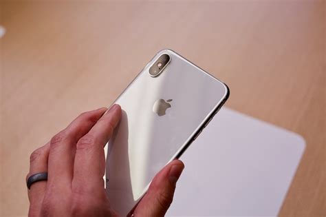 请问苹果iPhoneXSMax更换一个全新的屏幕总成多少钱？ | 找果网