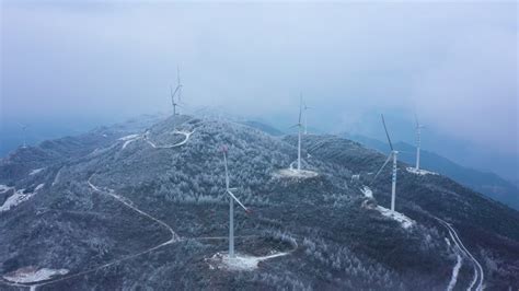 4K航拍宏伟大气雪山之巅风力发电机大风车自然风光mp4格式视频下载_正版视频编号164845-摄图网