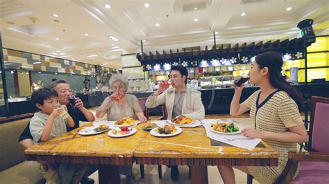 家庭团聚幸福一家人聚餐干杯高清图片下载-正版图片501696240-摄图网