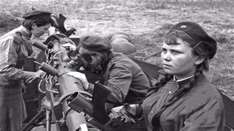 德军对待英美战俘还算人道, 穿裙子的苏联女兵被俘, 却极其惨烈