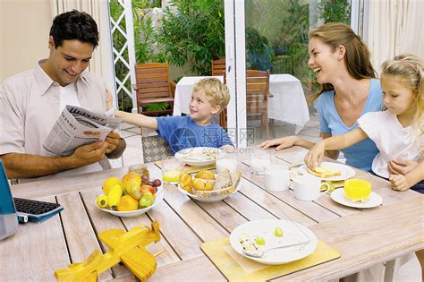 幸福家庭在吃早餐高清摄影大图-千库网