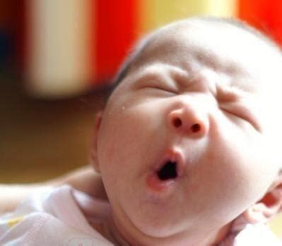 宝宝边吃奶边哭闹很奇怪?一点也不奇怪,这4个原因很常见