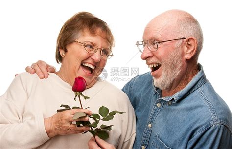 快乐的老年丈夫把红玫瑰送给妻子男人夫妻女士女性配偶男性玫瑰惊喜展示婚姻高清图片下载-正版图片321493897-摄图网