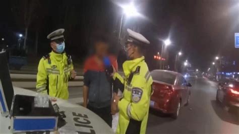 上海一司机醉驾撞车后弃车逃逸，但饮酒过多，跑不动了……——上海热线新闻频道