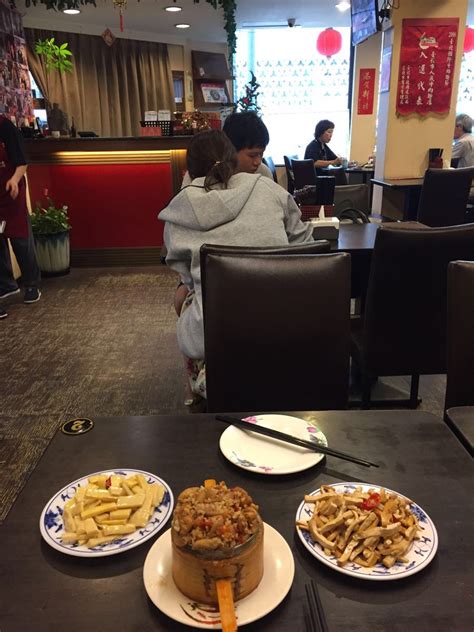 河南2位志愿军老兵到餐馆吃饭，老板主动加菜又免单，临走还打包烧鸡和鲤鱼-大河新闻