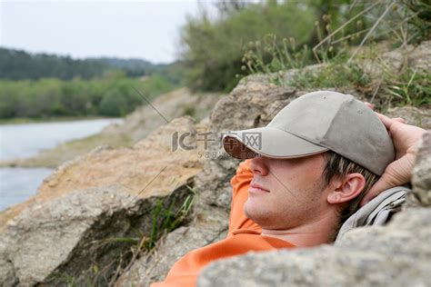 睡在河边的人高清摄影大图-千库网