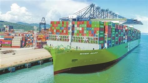 首艘中国造全球最大集装箱船“长益”轮装卸货物后将驶往欧洲