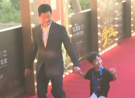 《巨齿鲨2》北京首映礼红毯 吴京抱儿子出席爸爸力max_新浪图片