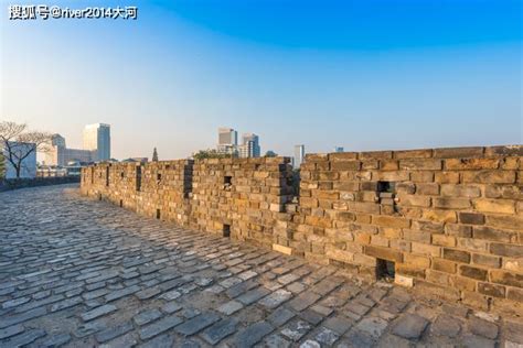 古长城遗址，盐池县古城墙始建于公元 1443 年(明朝正统八年)