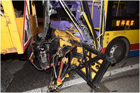港媒：香港北大屿山公路发生车祸 司机与8名乘客送医