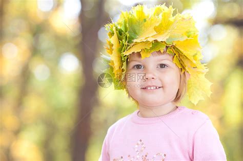 美丽的小女孩 在秋前秋叶的青树叶花圈中橙子孩子压痛季节微笑黄色森林女孩幸福女儿高清图片下载-正版图片320940060-摄图网