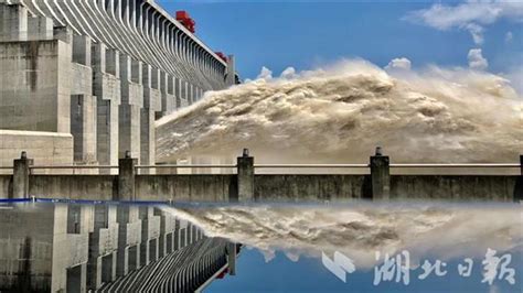 受台风影响 海口龙塘大坝洪水爆发