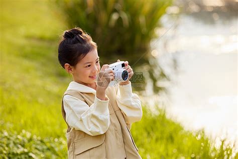 室外手拿照相机的小女孩高清图片下载-正版图片506954163-摄图网