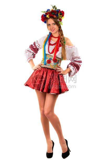 漂亮的年轻女子穿着传统的乌克兰服装和花环在麦田里散步高清图片下载-正版图片506446360-摄图网