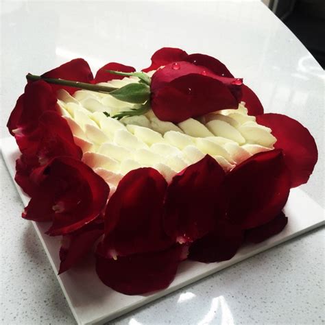 生日玫瑰花瓣蛋糕图片