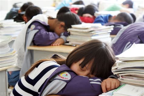 高三学生利用课间十分钟来睡觉你觉得是对还是错？|高三|十分钟|学生_新浪新闻