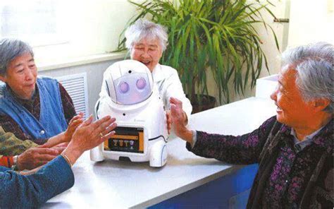 老年妇女使用智能手机与家人视频通话。视频素材_ID:VCG42N1388347041-VCG.COM
