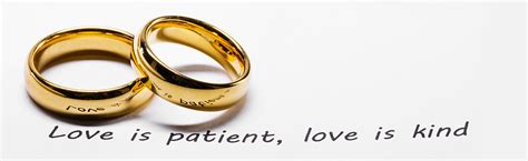 两个金色的结婚戒指圣经书上的短语特写,爱耐心的,爱善良的圣经短语上的金色结婚戒指高清图片下载-正版图片300003266-摄图网